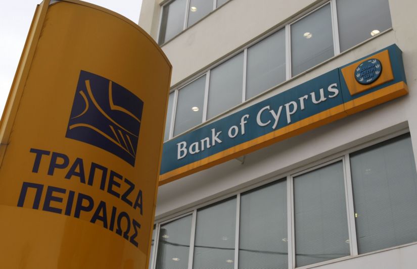 Piraeus Bank jde po pěti letech dluhové krize žádat investory o peníze (logo banky vlevo).