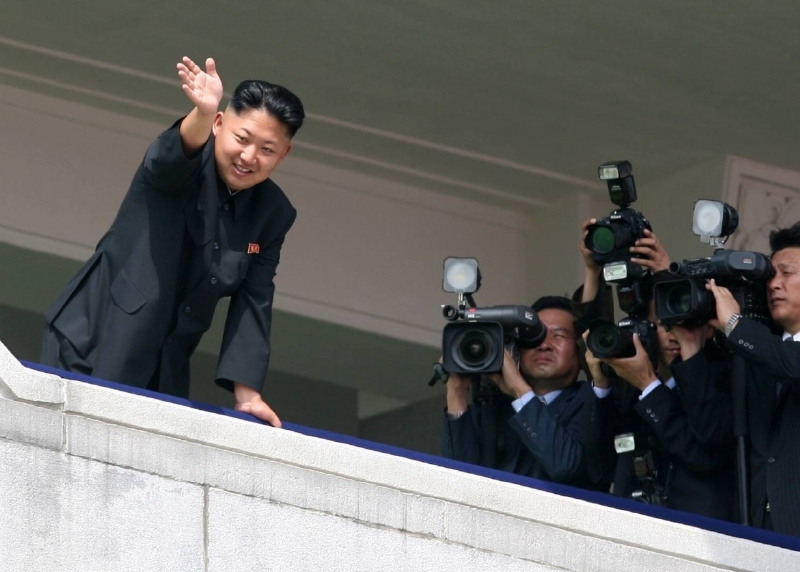 Kim III. kyne svým poddaným. Kim III. kyne svým poddaným.