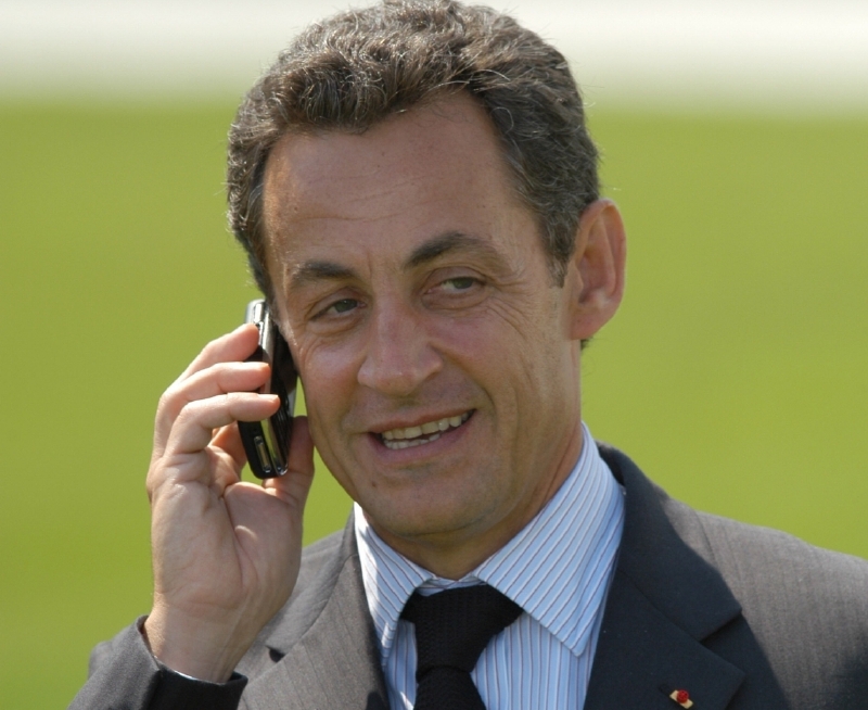 Sarkozy pod dohledem.