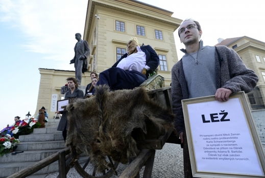 Účastníci průvodu nesli rámečky s popisem některých činů Zemana, které si podle nich "nikdo za rámeček nedá".