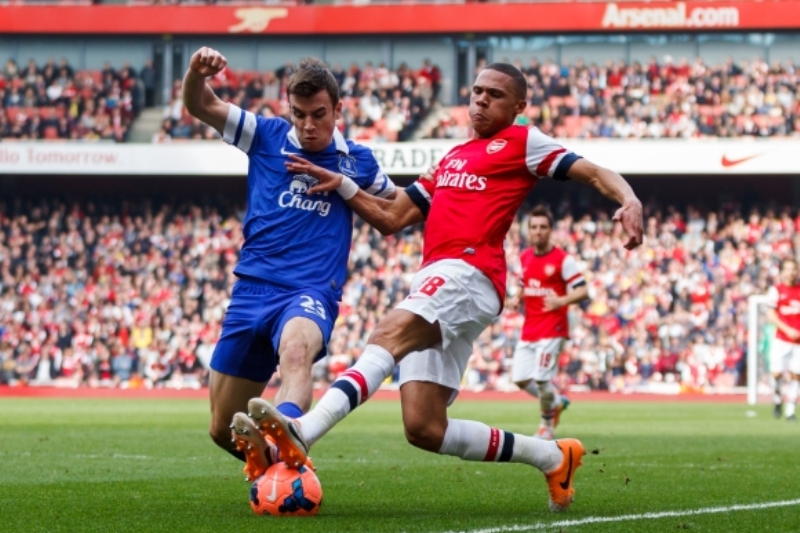 Kieran Gibbs z Arsenalu (vpravo) a Seamus Coleman z Evertonu.