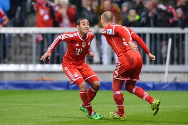 Záložníci Bayernu Thiago Alcantara (vlevo) a  Arjen Robben.