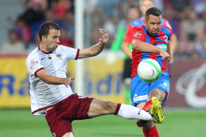 Záložník Sparty Josef Hušbauer (vlevo) a kapitán Plzně Pavel Horváth.