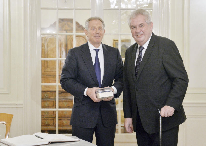 Prezident Miloš Zeman (vpravo) se setkal s bývalým britským premiérem Tonym Blairem. Prezident Miloš Zeman (vpravo) se setkal s bývalým britským premiérem Tonym Blairem.