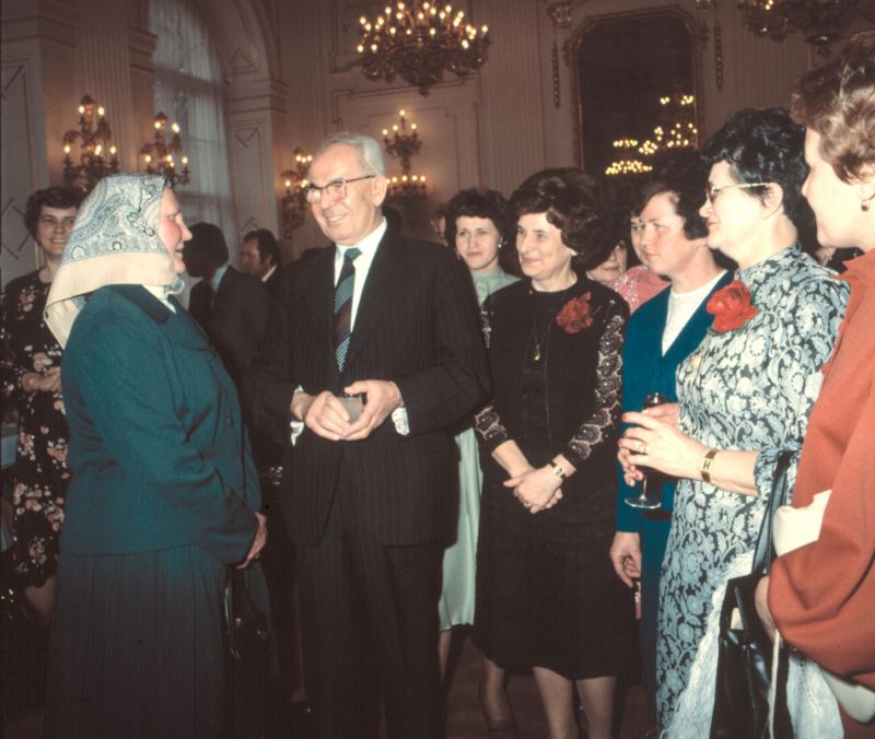 Komunisti MDŽ zbožňovali a nevynechali jedinou příležitost blýsknout se po boku žen, pečlivě vybraných a prověřených. V roce 1980 přijal na Hradě ženskou delegaci tehdejší prezident republiky a generální tajemník ÚV KSČ Gustáv Husák (na snímku).