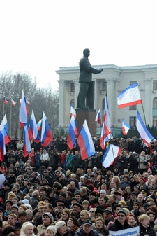 Proruská demonstrace v Simferopolu, v pozadí socha V. I. Lenina.