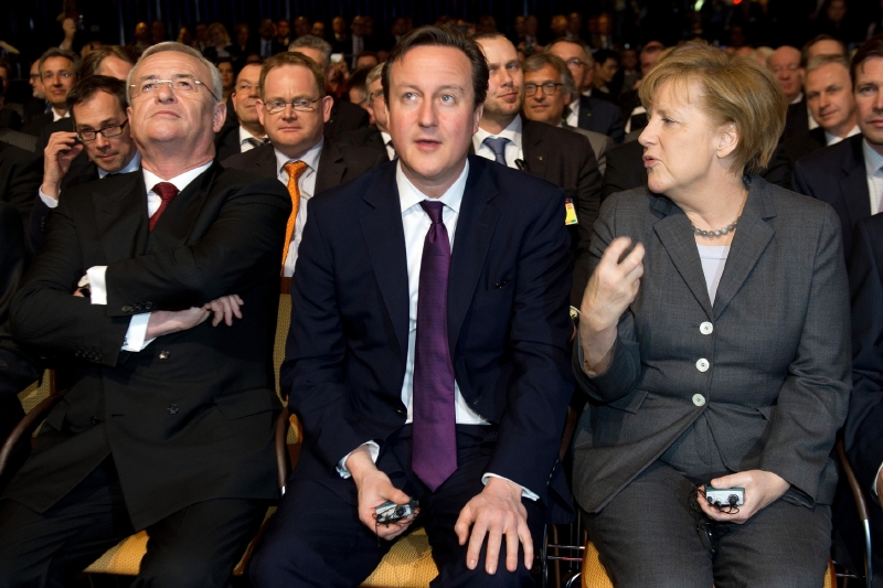Zleva šéf Volkswagenu Martin Winterkorn, britský premiér David Cameron a německá kancléřka Angela Merkelová. Zleva šéf Volkswagenu Martin Winterkorn, britský premiér David Cameron a německá kancléřka Angela Merkelová.