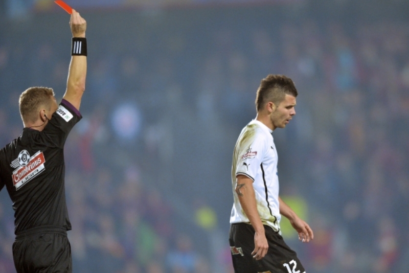 Plzeňský Michal Ďuriš odchází po vyloučení do kabin.
