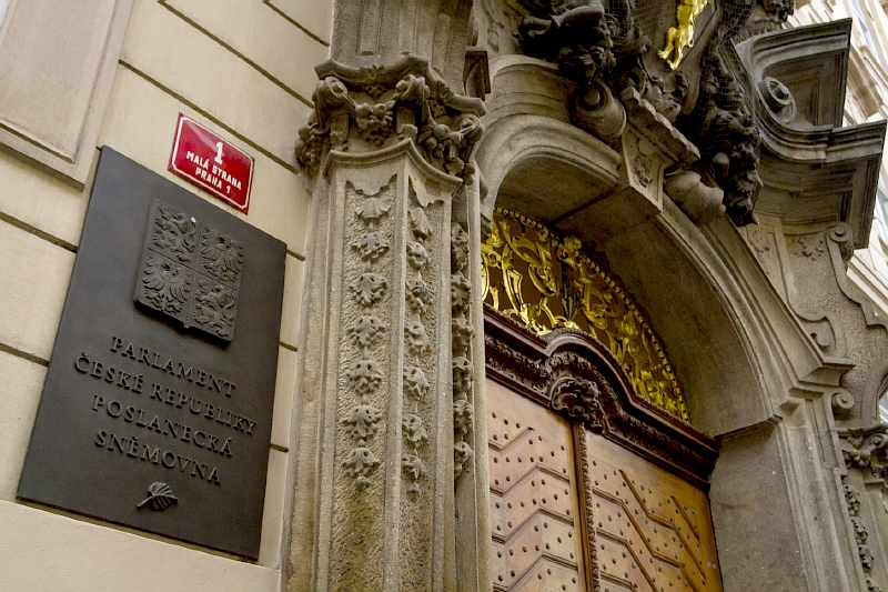 Většina Čechů nechce návrat komunistického režimu, vládu silného vůdce ani vůdčí pozici armády. Většina Čechů nechce návrat komunistického režimu, vládu silného vůdce ani vůdčí pozici armády.