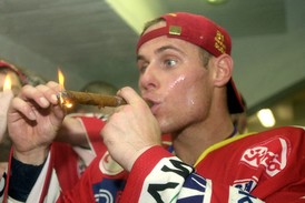 Neoblíbený Radek Duda jako první přispěchal na pomoc Michalu Mikeskovi.
