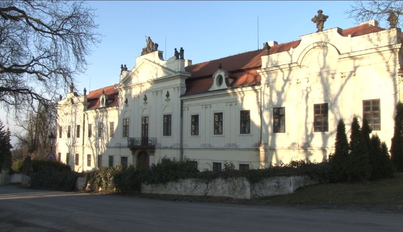 Zámek Peruc. Za 15 milionů kupce nenašel.