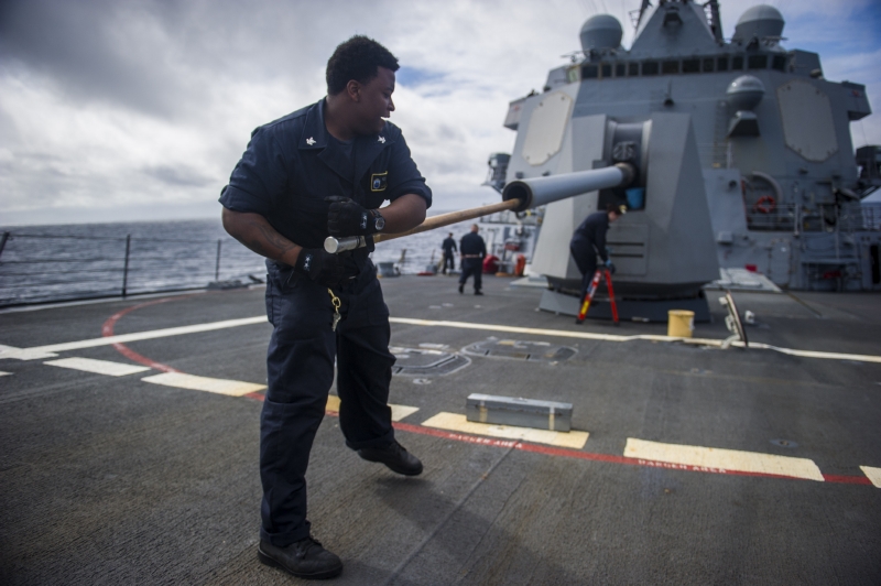 Čištění pětipalcového kanónu MK 45 na palubě USS Truxtun.