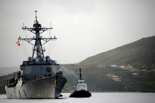 USS Truxtun vplouvá do zátoky Souda Bay. 