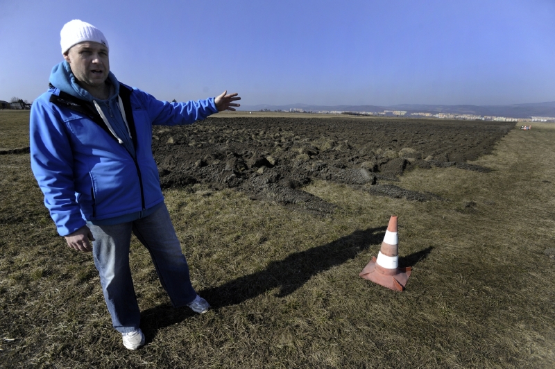Zástupce vedoucího letového provozu Ondřej Jungmann ukazuje část travnaté dráhy letiště, která byla na podzim zorána, protože byla již hrbolatá. Nyní bude srovnána a znovu oseta a za jeden a půl roku bude připravena k provozu. Zástupce vedoucího letového provozu Ondřej Jungmann ukazuje část travnaté dráhy letiště, která byla na podzim zorána, protože byla již hrbolatá. Nyní bude srovnána a znovu oseta a za jeden a půl roku bude připravena k provozu.