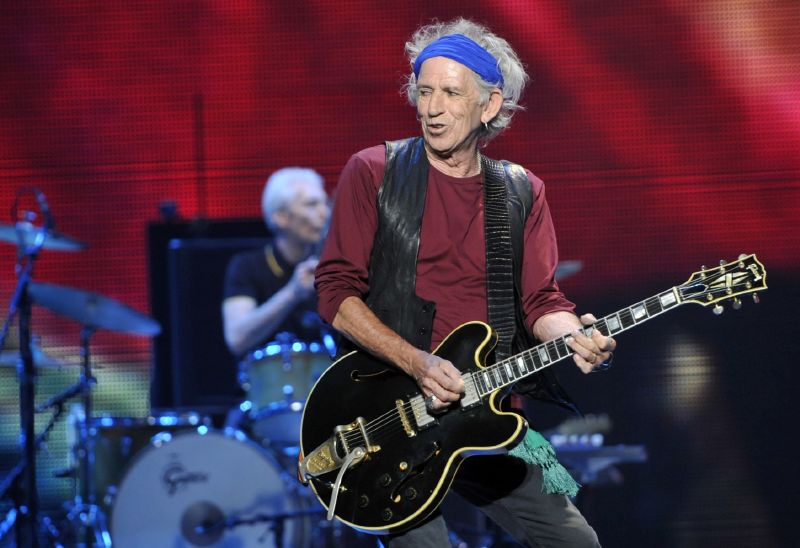 Sedmdesátiletý pětinásobný dědeček Keith Richards chystá knihu pro děti