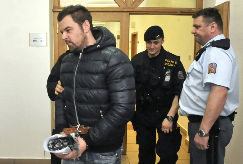 Petr Kramný (vlevo) při eskortě od soudu v Karviné.