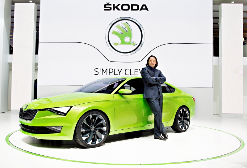 Šéfdesignér Škody Auto Jozef Kabaň pózuje s designovou studií vozu Škoda Vision C na 84. mezinárodním autosalonu v Ženevě.