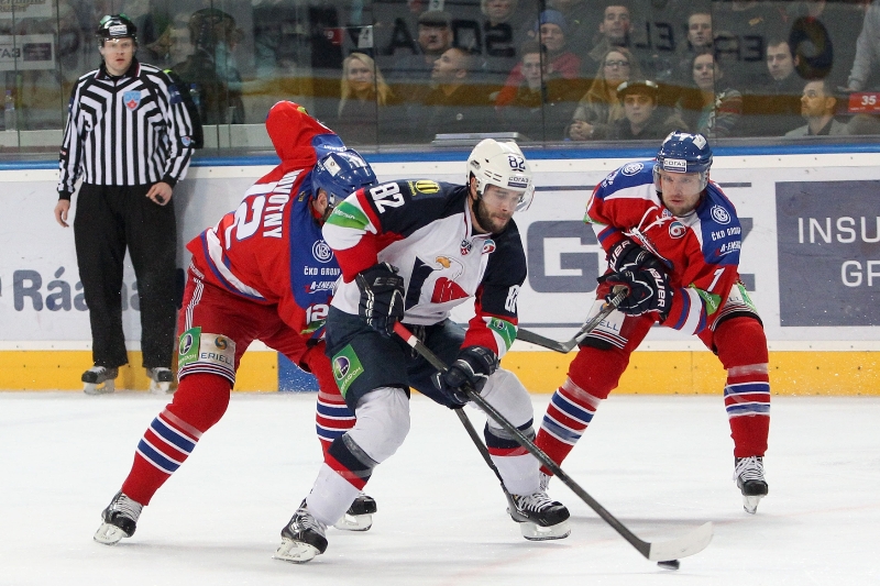 Pražský Lev (v červeném) bojuje v play-off, Slovan Bratislava (v modrobílém) do vyřazovací části KHL nepostoupil. Pražský Lev (v červeném) bojuje v play-off, Slovan Bratislava (v modrobílém) do vyřazovací části KHL nepostoupil.