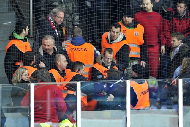 Rvačka na hokejovém zápase v Hradci Králové. Rvačka na hokejovém zápase v Hradci Králové.