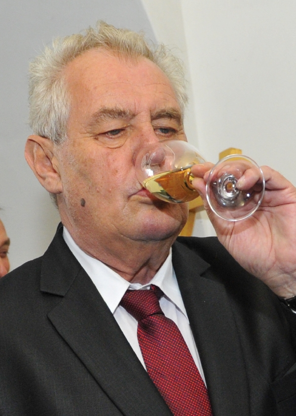 Prezident Zeman se svou slabostí pro dobré víno nikterak netají. Prezident Zeman se svou slabostí pro dobré víno nikterak netají.