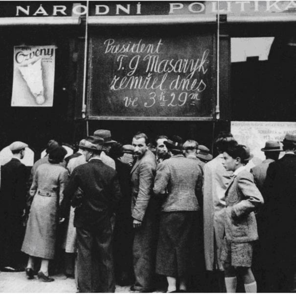 Známá Sitenského fotografie zachycující pohřeb T. G Masaryka. Známá Sitenského fotografie zachycující pohřeb T. G Masaryka.