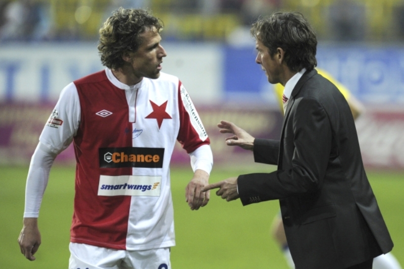 Trenér Slavie Alex Pastoor (vpravo) při zápasové konverzaci se záložníkem Mario Ličkou.