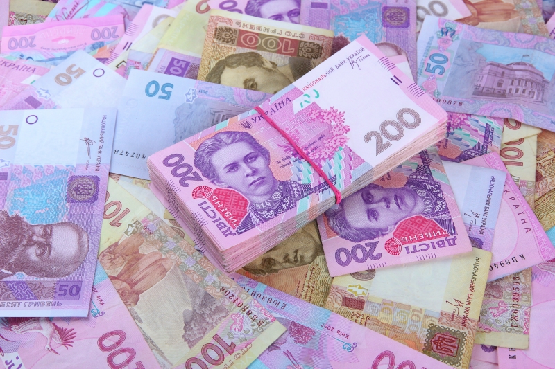 Největší ukrajinská banka Privatbank stanovila denní limit na výběr z účtů na celém území Ukrajiny na 1500 hřiven (cca 3000 Kč).