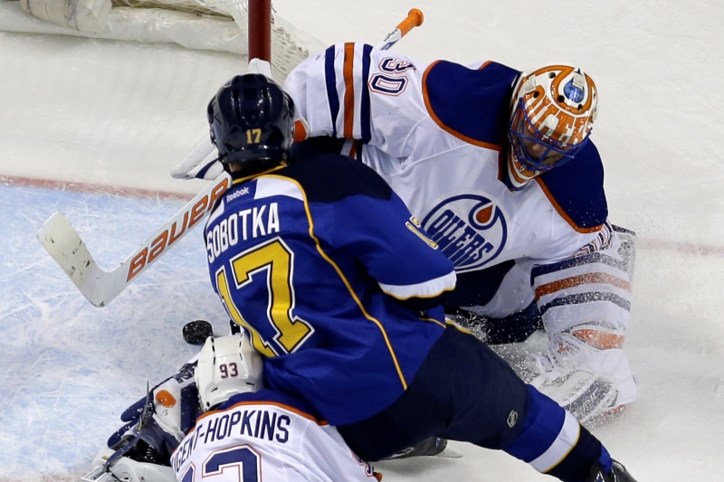 Vladimír Sobotka se po zranění levého kolena vrátil do kolotoče NHL a gólem a dvěma asistencemi se podílel na výhře St. Louis 6:2 nad Edmontonem. 