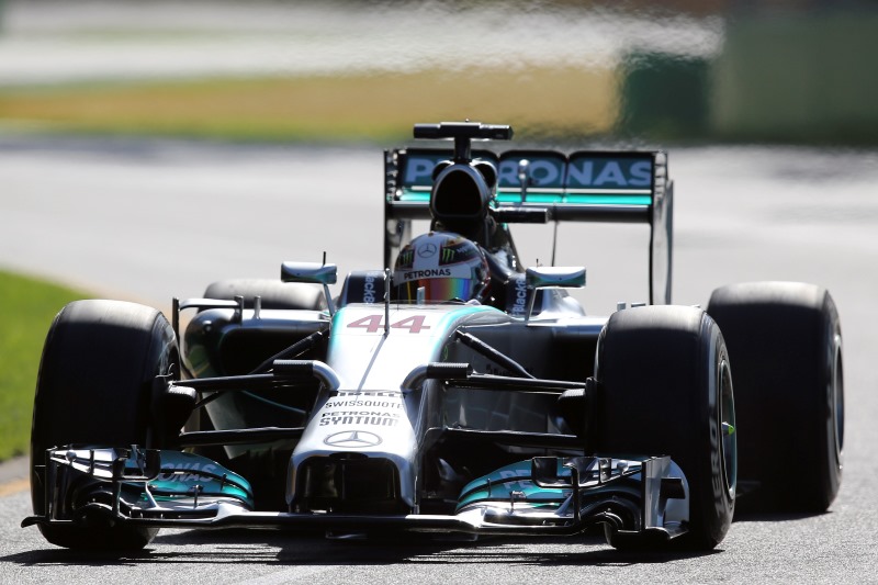 Mercedesy ovládly první den tréninků na úvodní Grand Prix sezony formule 1 v Melbourne. Na snímku Brit Lewis Hamilton. Mercedesy ovládly první den tréninků na úvodní Grand Prix sezony formule 1 v Melbourne. Na snímku Brit Lewis Hamilton.