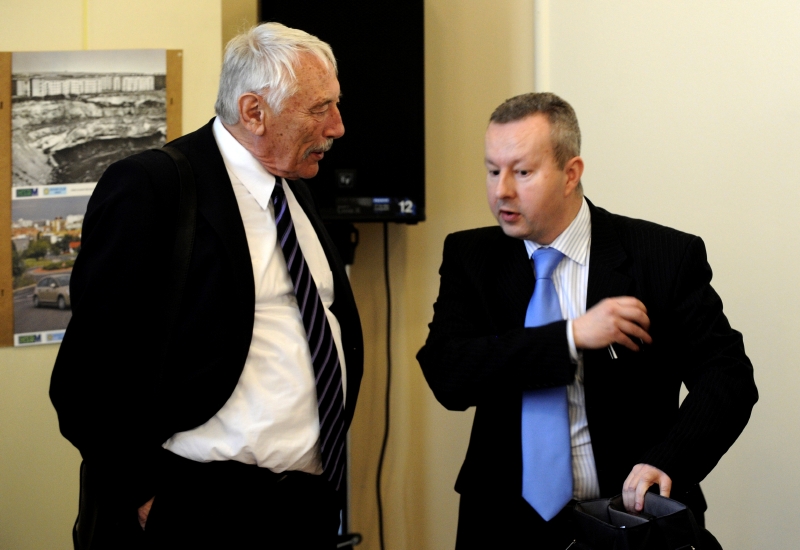Ministr životního prostředí Richard Brabec (ANO) a europoslanec ČSSD Richard Falbr (vlevo).