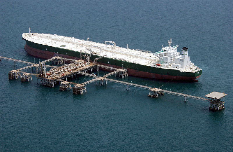 Irácký ropný průmysl se zase konsoliduje na někdejší maxima. Na snímku tanker u terminálu v Basře. Irácký ropný průmysl se zase konsoliduje na někdejší maxima. Na snímku tanker u terminálu v Basře.