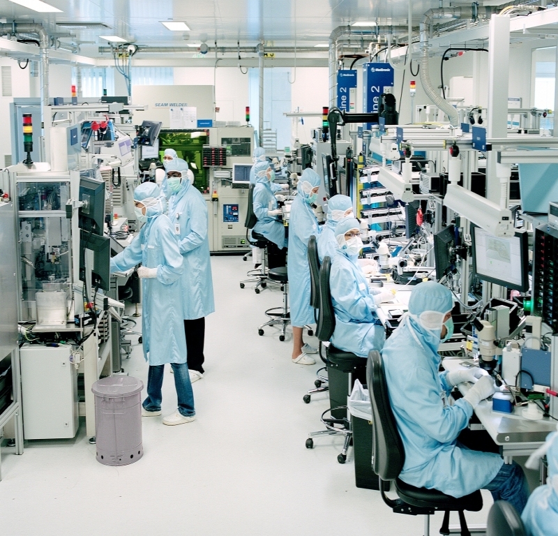 Kardiostimulátory a implantáty se vyrábějí v moderních manufakturách. Kardiostimulátory a implantáty se vyrábějí v moderních manufakturách.