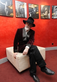 Alzheimerovou nemocí trpí i britský spisovatel Terry Pratchett. Alzheimerovou nemocí trpí i britský spisovatel Terry Pratchett.
