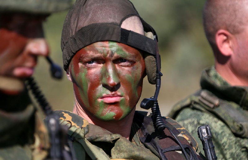 Ruské jednotky ochrání Rusy na Ukrajině. Snímek z manévrů ruské armády.