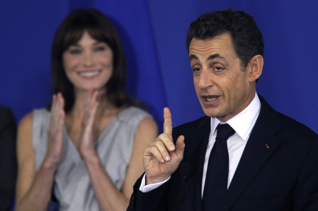 Francouzská média musí z internetu vymazat záznamy hovorůNicolase Sarkozyho a jeho manželky Carly.