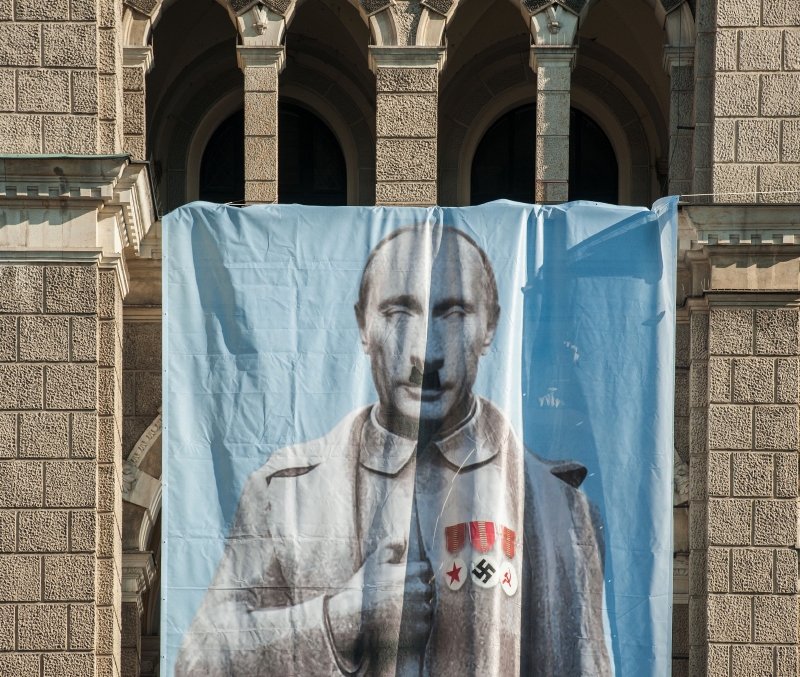 Karikatura ruského prezidenta Putina na budově radnice v Liberci.