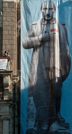 Vyvěšení obřího plakátu s karikaturou ruského prezidenta Vladimira Putina na radnici v Liberci. 