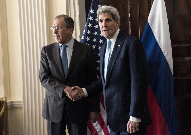 Sergej Lavrov (vlevo) a John Kerry v Londýně. Sergej Lavrov (vlevo) a John Kerry v Londýně.