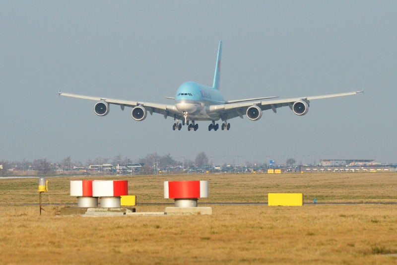 Obří Airbus A380 přistává v Praze.