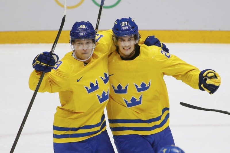 Švédský hokejový útočník Nicklas Bäckström (vlevo).