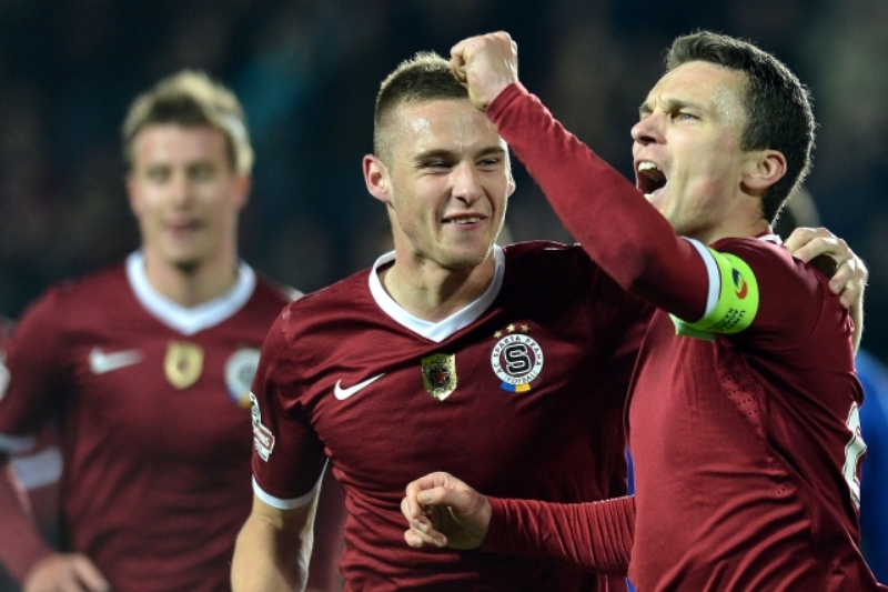 Kapitán Sparty David Lafata (vpravo) se raduje z gólu.