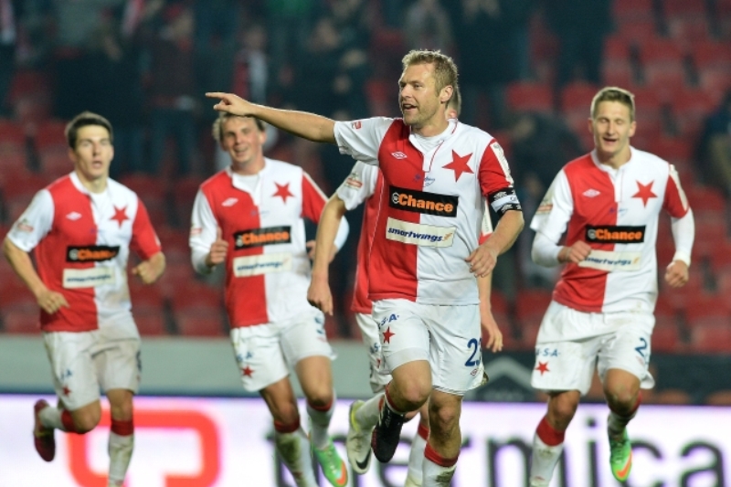Kapitán pražské Slavie Karel Piták (uprostřed) slaví svůj druhý gól do sítě Znojma.