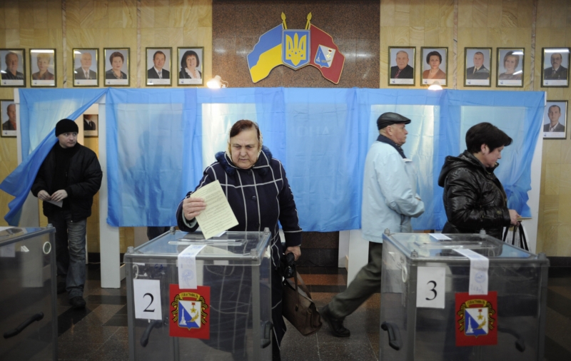 O hlasování je velký zájem: voliči ve volební místnosti v Sevastopolu.