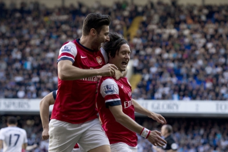 Tomáš Rosický (vpravo) jediným gólem utkání rozhodl o vítězství Arsenalu nad Tottenhamem. Tomáš Rosický (vpravo) jediným gólem utkání rozhodl o vítězství Arsenalu nad Tottenhamem.