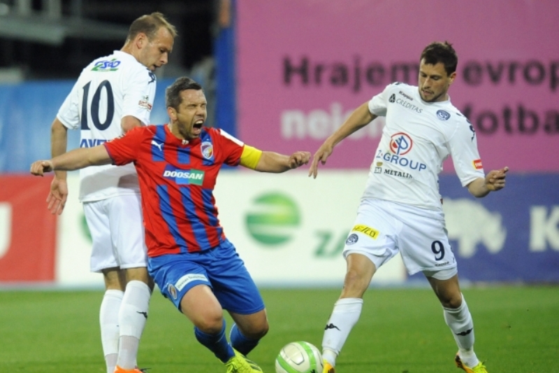 Plzeňský kapitán Pavel Horváth (uprostřed) v zápase se Slováckem. Plzeňský kapitán Pavel Horváth (uprostřed) v zápase se Slováckem.