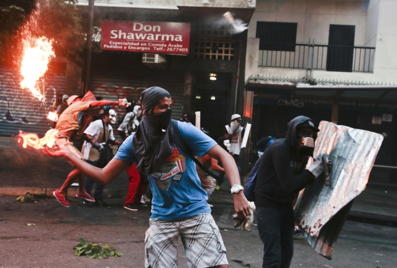 Venezuelský prezident Nicolás Maduro vyzval protivládní demonstranty v Caracasu k vyklizení náměstí.