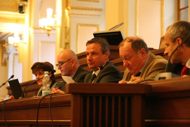 Poslanci volebního výboru při veřejném slyšení kandidátů do Rady ČT a Rady ČRo.