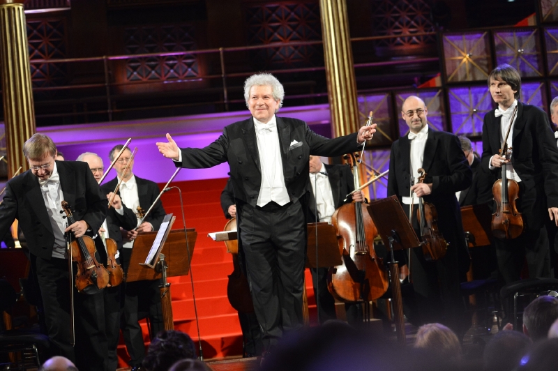 Česká filharmonie s dirigentem Jiřím Bělohlávkem (uprostřed). Česká filharmonie s dirigentem Jiřím Bělohlávkem (uprostřed).