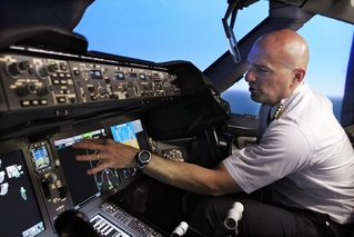 V kokpitu Boeingu 787.