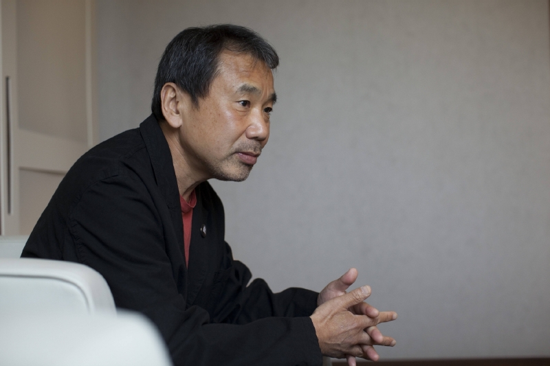 Haruki Murakami, který také překládá z angličtiny a běhá maratony, je považován za jednoho z nejvýznamnějších japonských současných spisovatelů. Haruki Murakami, který také překládá z angličtiny a běhá maratony, je považován za jednoho z nejvýznamnějších japonských současných spisovatelů.